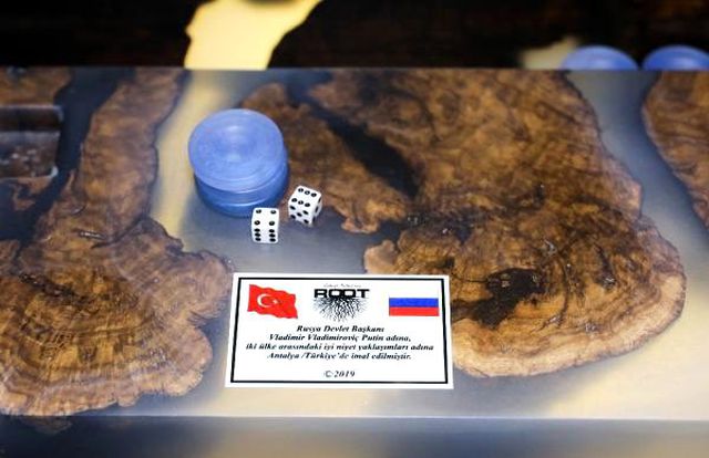 Antalyalı esnaf 2 bin Euro'luk dev tavlayı Putin'e armağan edecek