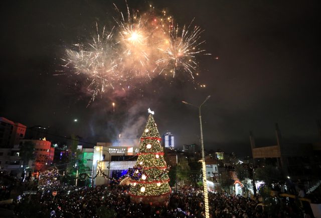 Filistin'in Ramallah kentinde dev Noel ağacı kuruldu