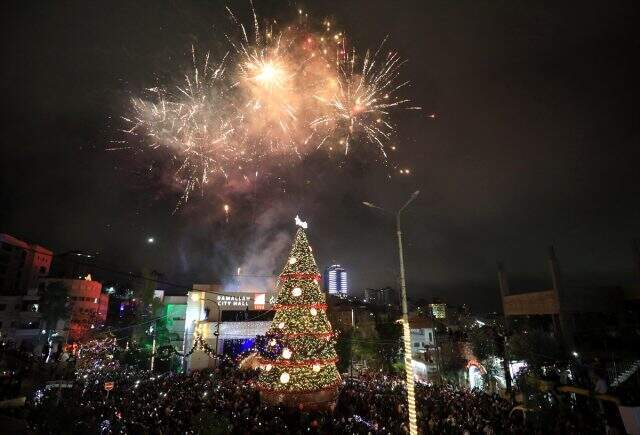 Filistin'in Ramallah kentinde dev Noel ağacı kuruldu Filistin'in Ramallah kentinde dev Noel ağacı kuruldu