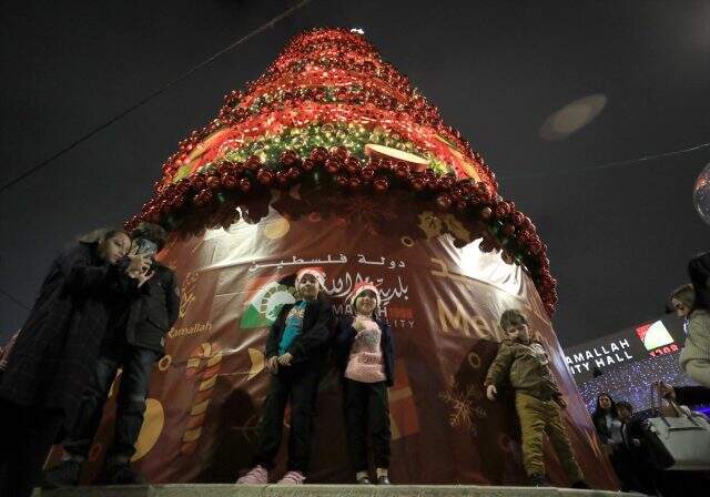 Filistin'in Ramallah kentinde dev Noel ağacı kuruldu Filistin'in Ramallah kentinde dev Noel ağacı kuruldu