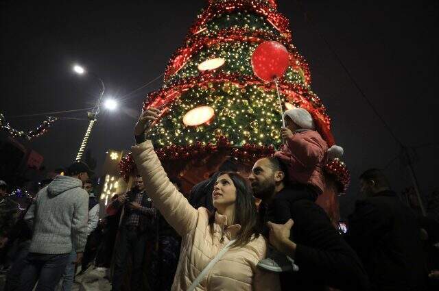 Filistin'in Ramallah kentinde dev Noel ağacı kuruldu Filistin'in Ramallah kentinde dev Noel ağacı kuruldu