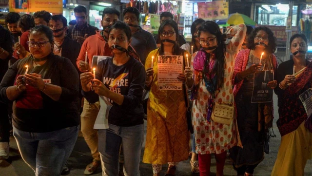 Hindistan'da toplu tecavüz edildikten sonra yakılan veteriner için protesto
