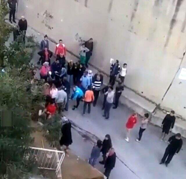 İzmir'de koca dehşeti: Eşini, sokak ortasında öldürdü İzmir'de koca dehşeti: Eşini, sokak ortasında öldürdü