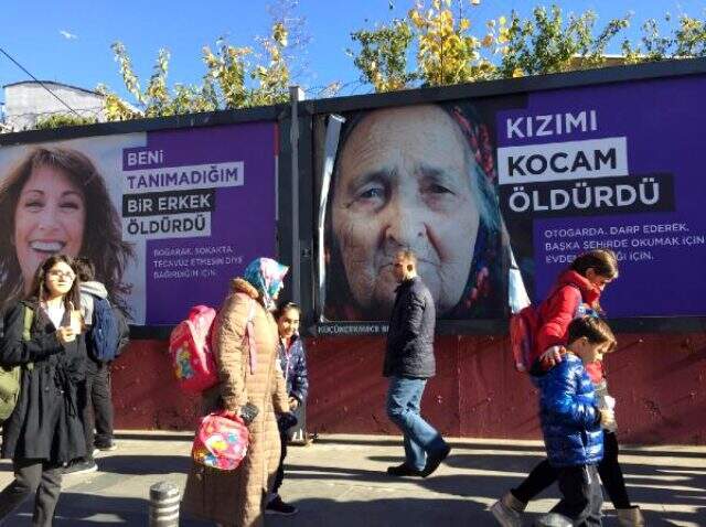 Küçükçekmece sokaklarına asılan afişlere halktan tepki geldi Küçükçekmece sokaklarına asılan afişlere halktan tepki geldi