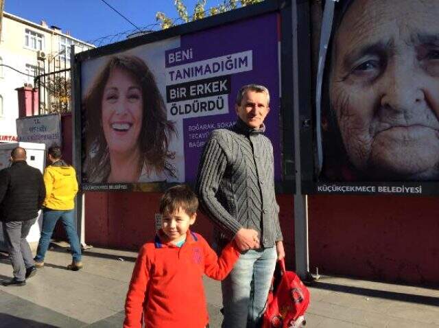 Küçükçekmece sokaklarına asılan afişlere halktan tepki geldi Küçükçekmece sokaklarına asılan afişlere halktan tepki geldi