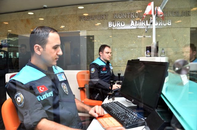MHP, Bakan Soylu'nun talimatıyla değiştirilen pasaport polislerinin kıyafetine tepki gösterdi