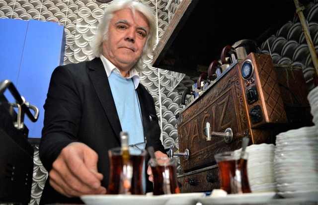 Cüneyt Arkın'a benzeyen kıraathane işletmecisi, fotoğraf çektirmekten çaylara yetişemiyor