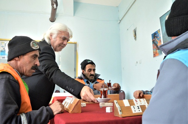 Cüneyt Arkın'a benzeyen kıraathane işletmecisi, fotoğraf çektirmekten çaylara yetişemiyor