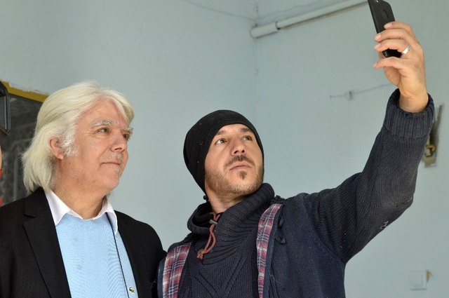 Cüneyt Arkın'a benzeyen kıraathane işletmecisi, fotoğraf çektirmekten çaylara yetişemiyor