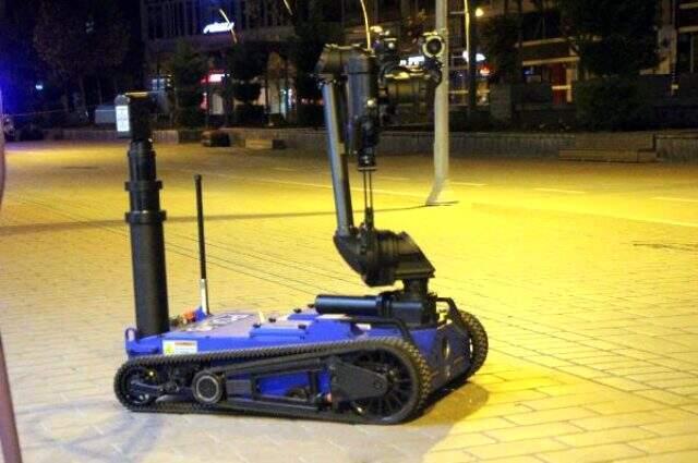 Şüpheli valiz, bomba imha robotu Ertuğrul'un bağladığı fünye ile patlatıldı