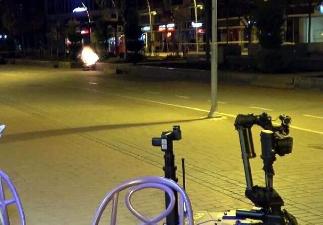 Şüpheli valiz, bomba imha robotu Ertuğrul'un bağladığı fünye ile patlatıldı