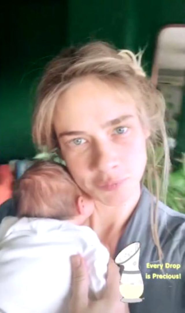 Yeni anne olan oyuncu Müge Boz, bebeğini emzirdiği anları paylaştı