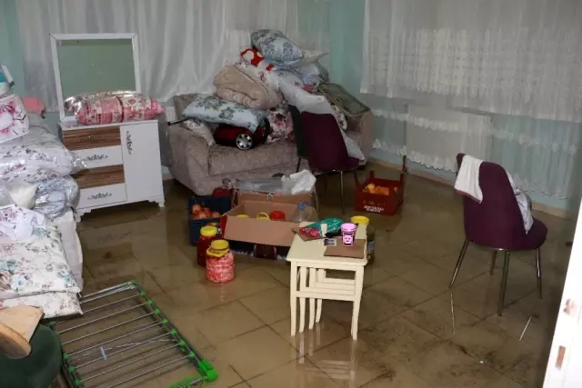 Yeni evli çiftin evi lağım suları altında kaldı