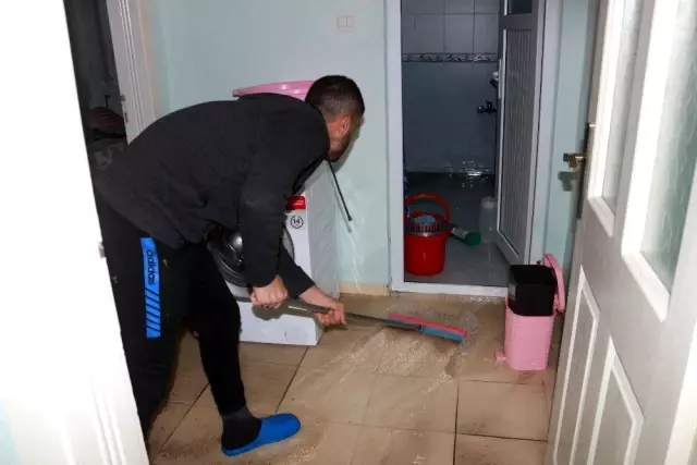 Yeni evli çiftin evi lağım suları altında kaldı
