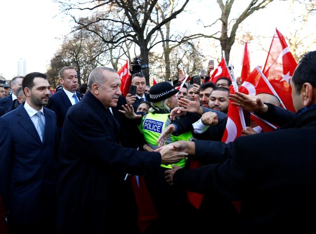 Cumhurbaşkanı Erdoğan, Londra'da büyük coşkuyla karşılandı