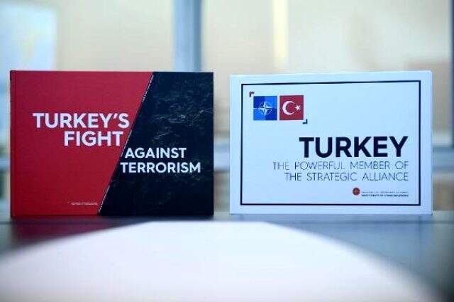 Erdoğan, Dörtlü Zirve'de liderlere 'Stratejik İttifakın Güçlü Üyesi Türkiye' kitabını hediye etti