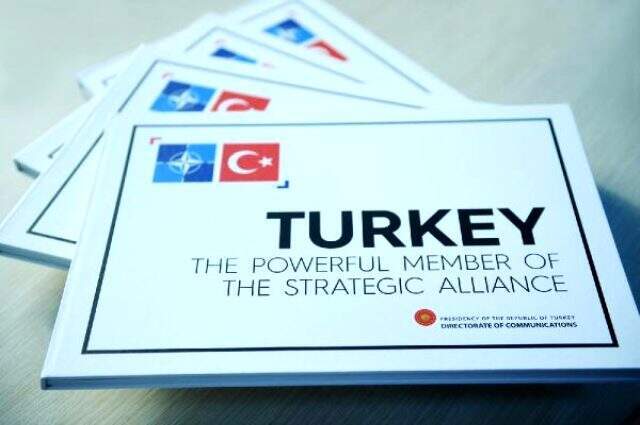 Erdoğan, Dörtlü Zirve'de liderlere 'Stratejik İttifakın Güçlü Üyesi Türkiye' kitabını hediye etti