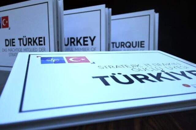 Erdoğan, Dörtlü Zirve'de liderlere 'Stratejik İttifakın Güçlü Üyesi Türkiye' kitabını hediye etti