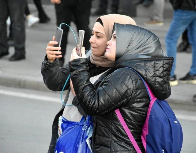 İntihar için çatıya çıktı, meraklılar o anları kameraya kaydetti