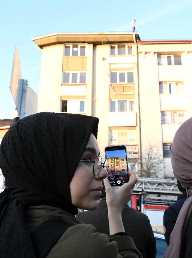 İntihar için çatıya çıktı, meraklılar o anları kameraya kaydetti