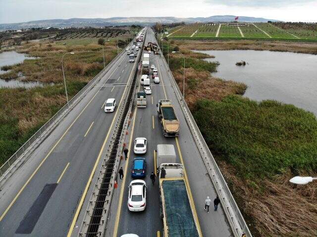 İşten çıkacaklar dikkat! TEM'de çöp kamyonu devrildi, trafik felç İşten çıkacaklar dikkat! TEM'de çöp kamyonu devrildi, trafik felç
