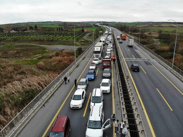 İşten çıkacaklar dikkat! TEM'de çöp kamyonu devrildi, trafik felç İşten çıkacaklar dikkat! TEM'de çöp kamyonu devrildi, trafik felç