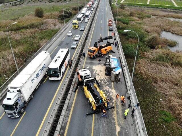 İşten çıkacaklar dikkat! TEM'de çöp kamyonu devrildi, trafik felç İşten çıkacaklar dikkat! TEM'de çöp kamyonu devrildi, trafik felç