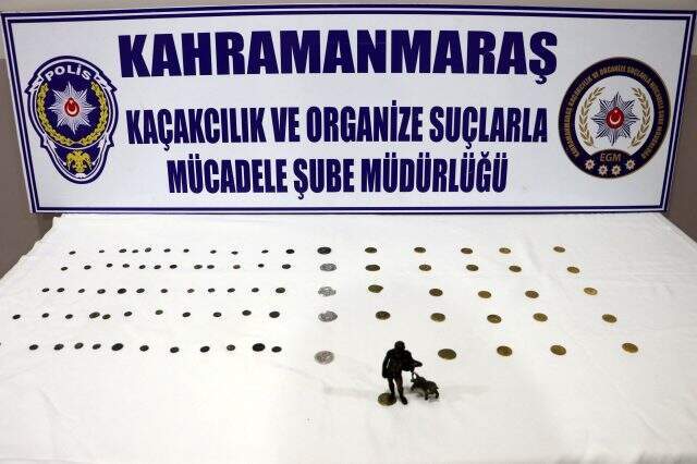 Kahvehaneye baskın yapan polis, çöp kovasında 88 adet sikke ve 2 adet heykelcik ele geçirdi