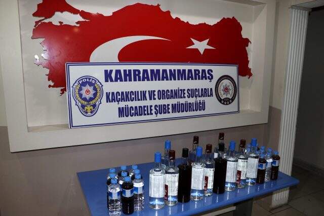 Kahvehaneye baskın yapan polis, çöp kovasında 88 adet sikke ve 2 adet heykelcik ele geçirdi
