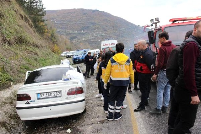 Otomobilin tırın altına girdiği kazada 1'i bebek 3 kişi öldü, 2 kişi yaralandı