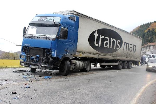 Otomobilin tırın altına girdiği kazada 1'i bebek 3 kişi öldü, 2 kişi yaralandı