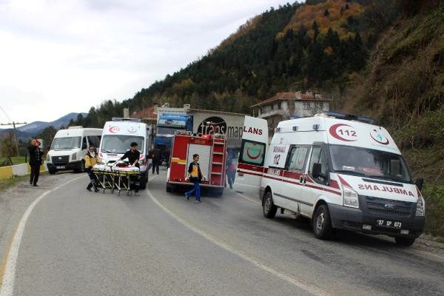 Otomobilin tırın altına girdiği kazada 1'i bebek 3 kişi öldü, 2 kişi yaralandı