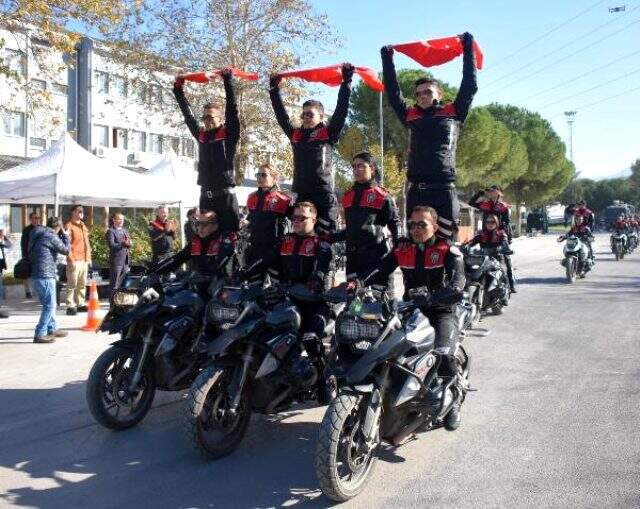 Motosikletli polis timleri akrobasi şovu yaptı Motosikletli polis timleri akrobasi şovu yaptı