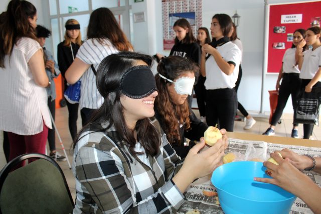 Öğrenciler, görme engellilerin sıkıntılarını anlamak için gözlerini kapatıp meyve sebze soydu