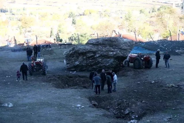 Tonlarca ağırlığındaki kaya, mahallenin futbol sahasına yuvarlandı