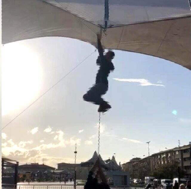 Pazar çadırını uçmasın diye tuttu ama kendisi uçtu Pazarcı, havalanan çadırını uçmasın diye tutarken kendisi uçtu