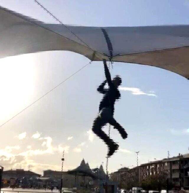 Pazar çadırını uçmasın diye tuttu ama kendisi uçtu Pazarcı, havalanan çadırını uçmasın diye tutarken kendisi uçtu