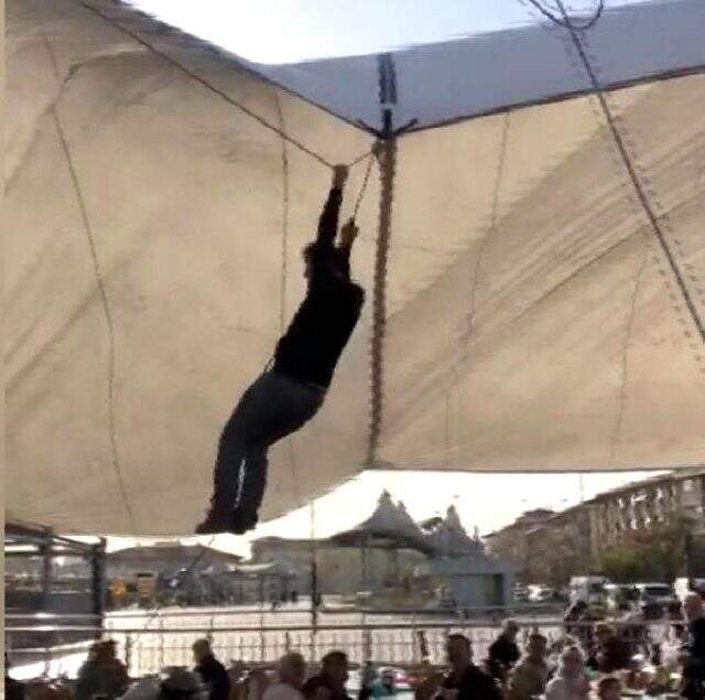 Pazarcı, havalanan pazar çadırını uçmasın diye tutarken kendisi uçtu Pazarcı, havalanan çadırını uçmasın diye tutarken kendisi uçtu