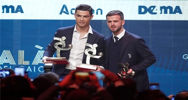 Ronaldo <a class='keyword-sd' href='/italya/' title='İtalya'>İtalya</a>'da yılın en iyi oyuncusu seçildi