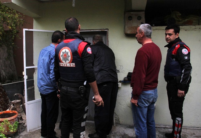 Hazırladığı kahvaltıyı beğenmeyen emekli boksör, annesini rehin aldı