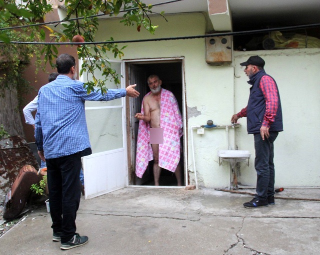 Hazırladığı kahvaltıyı beğenmeyen emekli boksör, annesini rehin aldı