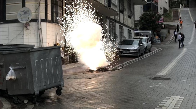 Yeraltı kabloları patlayınca, vatandaş panik yaşadı