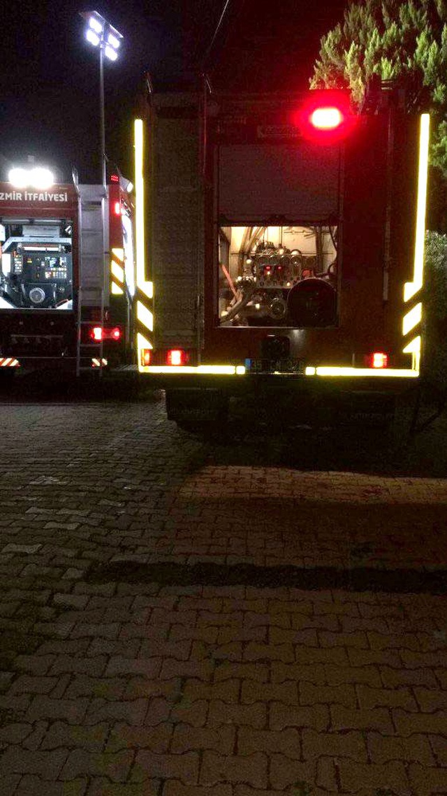 Foça'da çıkan yangında aynı aileden 2 kişi öldü