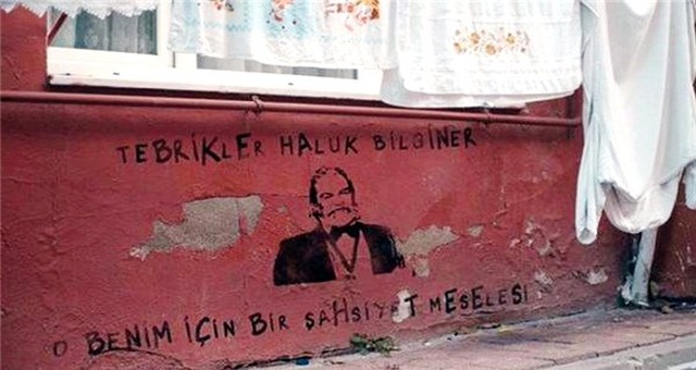 <a class='keyword-sd' href='/haluk-bilginer/' title='Haluk Bilginer'>Haluk Bilginer</a> ödülü ekibiyle kutladı