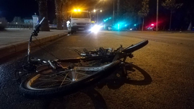 Otomobilin çarptığı bisikletli metrelerce sürüklenip, öldü