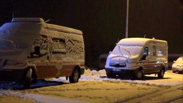 Kayıp 2 dağcıyı arayan ekipler, sabahın ilk ışıklarında arama çalışmalarına yeniden başladı