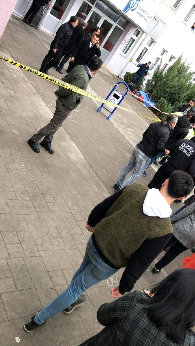 Öğretim görevlisi, yüksek okul binasından ölüme atladı