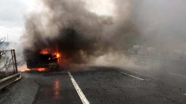 Arnavutköy'de facianın eşiğinden dönüldü! Yolcu minibüsü alev alev yandı