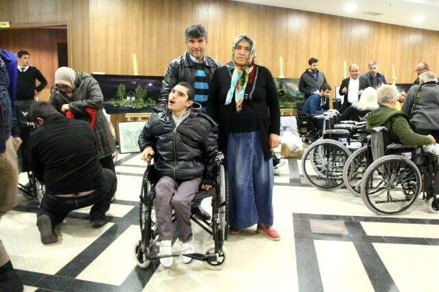 Tekerlekli sandalyesi olmayan oğlunu sırtında taşıyarak getirdi Tekerlekli sandalyesi olmayan oğlunu sırtında taşıyarak getirdi