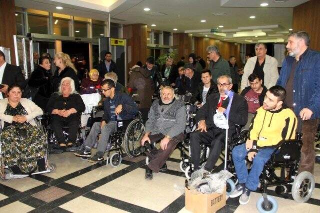Tekerlekli sandalyesi olmayan oğlunu sırtında taşıyarak getirdi Tekerlekli sandalyesi olmayan oğlunu sırtında taşıyarak getirdi